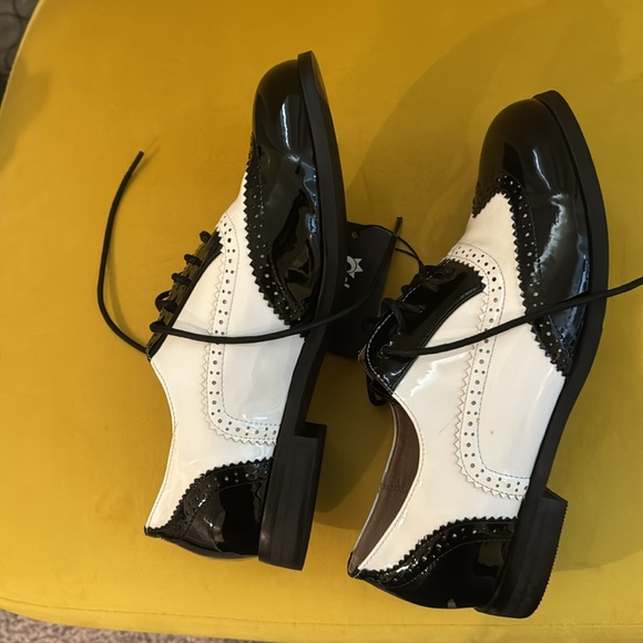 Dema black and white patent leather shoes size 10, but run small - Picture 2 of 6